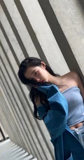 关晓彤紧身牛仔礼裙衣长裤穿着户外随拍写真图片