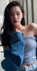 关晓彤紧身牛仔礼裙衣长裤穿着户外随拍写真图片