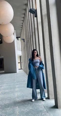 关晓彤紧身牛仔礼裙衣长裤穿着户外随拍写真图片