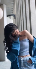 关晓彤紧身牛仔礼裙衣长裤穿着户外随拍写真图片
