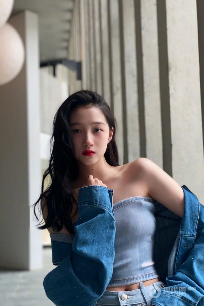 关晓彤紧身牛仔礼裙衣长裤穿着户外随拍写真图片