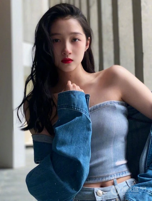 关晓彤紧身牛仔礼裙衣长裤穿着户外随拍写真图片