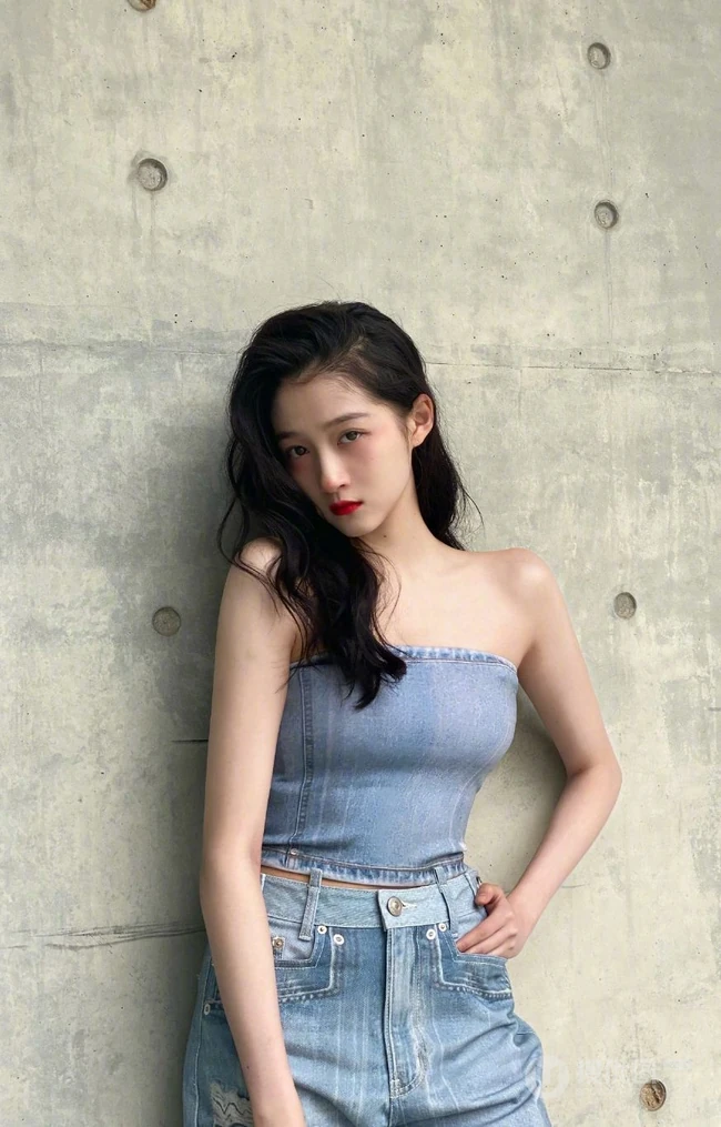 关晓彤紧身牛仔礼裙衣长裤穿着户外随拍写真图片