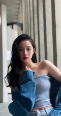 关晓彤紧身牛仔礼裙衣长裤穿着户外随拍写真图片