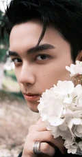 帅哥吴磊现身小树林西装革履个性写真照片