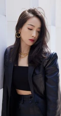 宋茜黑色皮衣皮裤礼裙衣穿着户外青草地酷飒写真美照