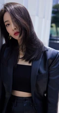 宋茜黑色皮衣皮裤礼裙衣穿着户外青草地酷飒写真美照