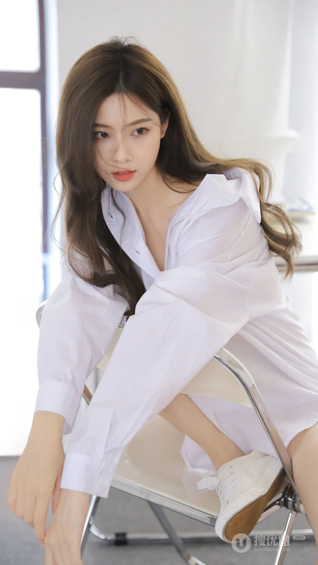 男友风衬衫漂亮美少女，男友视觉下气质私房写真手机壁纸图片