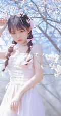 桃花林树下的双麻花辫清纯少女少女清新公主裙装扮写真美照