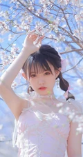 桃花林树下的双麻花辫清纯少女少女清新公主裙装扮写真美照