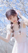 桃花林树下的双麻花辫清纯少女少女清新公主裙装扮写真美照