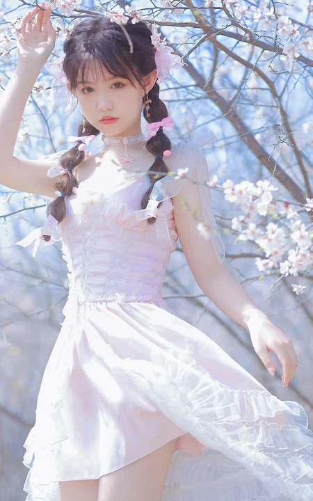 桃花林树下的双麻花辫清纯少女少女清新公主裙装扮写真美照