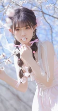 桃花林树下的双麻花辫清纯少女少女清新公主裙装扮写真美照