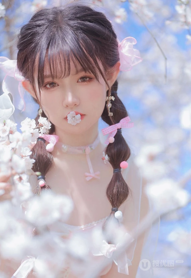桃花林树下的双麻花辫清纯少女少女清新公主裙装扮写真美照