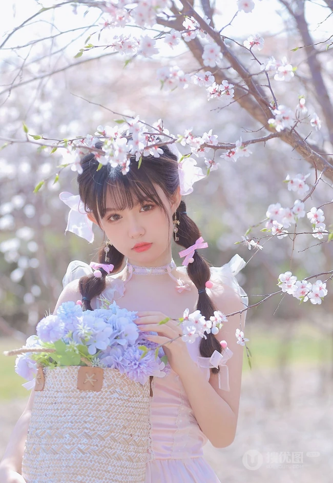 桃花林树下的双麻花辫清纯少女少女清新公主裙装扮写真美照