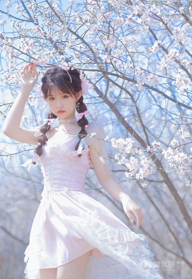 桃花林树下的双麻花辫清纯少女少女清新公主裙装扮写真美照