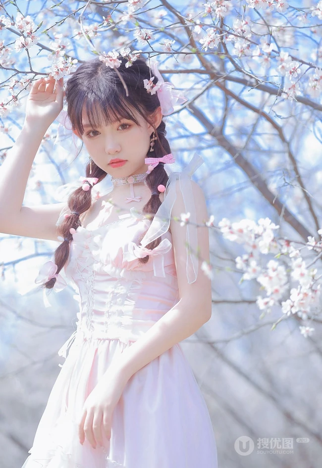 桃花林树下的双麻花辫清纯少女少女清新公主裙装扮写真美照