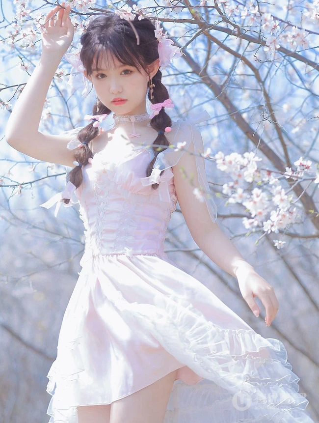 桃花林树下的双麻花辫清纯少女少女清新公主裙装扮写真美照