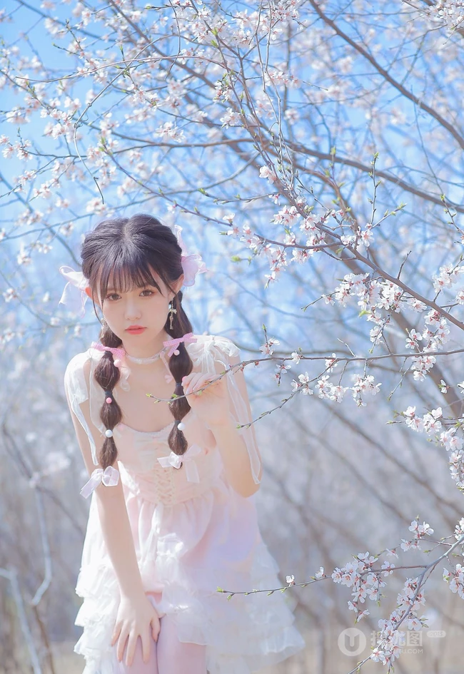 桃花林树下的双麻花辫清纯少女少女清新公主裙装扮写真美照