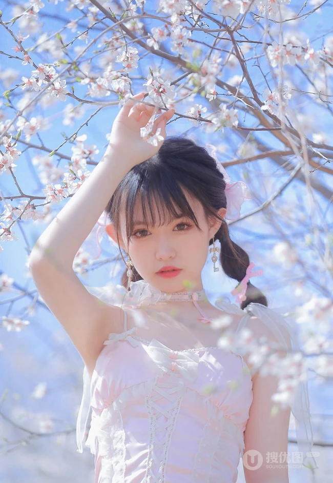 桃花林树下的双麻花辫清纯少女少女清新公主裙装扮写真美照