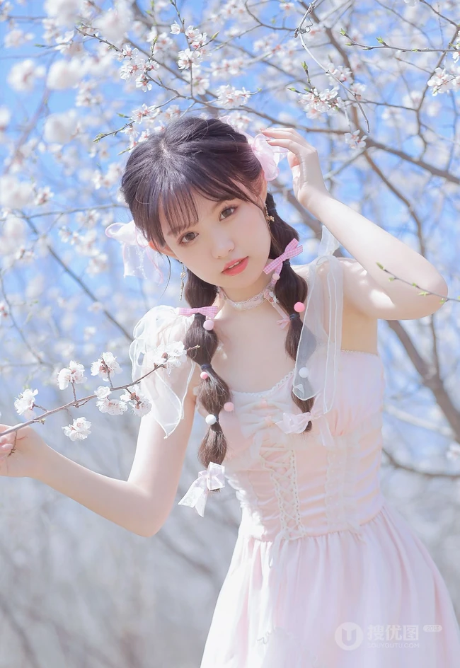 桃花林树下的双麻花辫清纯少女少女清新公主裙装扮写真美照