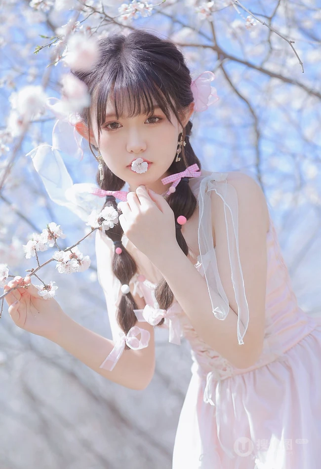 桃花林树下的双麻花辫清纯少女少女清新公主裙装扮写真美照