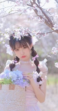 桃花林树下的双麻花辫清纯少女少女清新公主裙装扮写真美照