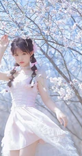 桃花林树下的双麻花辫清纯少女少女清新公主裙装扮写真美照