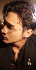俊朗眼镜帅哥张彬彬眼神犀利，魅力十足写真照片