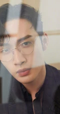 俊朗眼镜帅哥张彬彬眼神犀利，魅力十足写真照片
