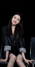 00后吉林女生刘浩存黑色皮衣短裤甜美写真照片