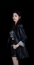 00后吉林女生刘浩存黑色皮衣短裤甜美写真照片