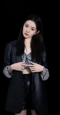 00后吉林女生刘浩存黑色皮衣短裤甜美写真照片