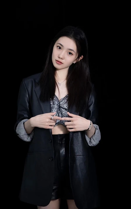 00后吉林女生刘浩存黑色皮衣短裤甜美写真照片