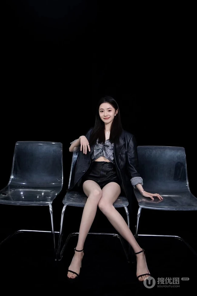 00后吉林女生刘浩存黑色皮衣短裤甜美写真照片