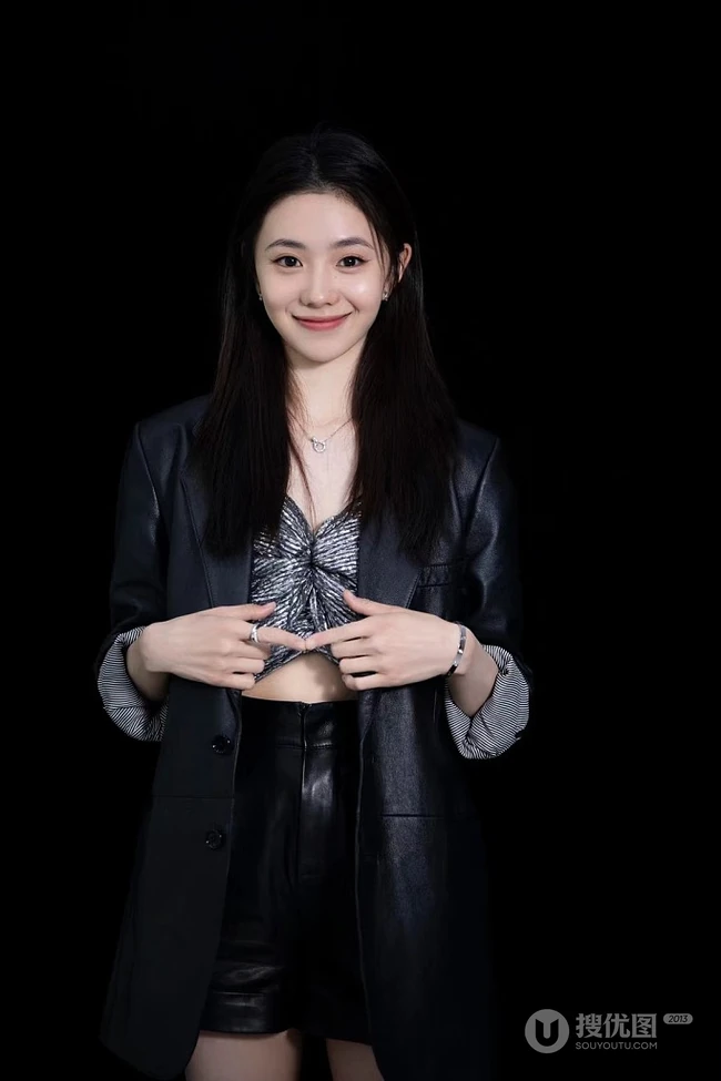 00后吉林女生刘浩存黑色皮衣短裤甜美写真照片