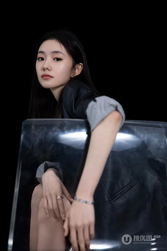 00后吉林女生刘浩存黑色皮衣短裤甜美写真照片