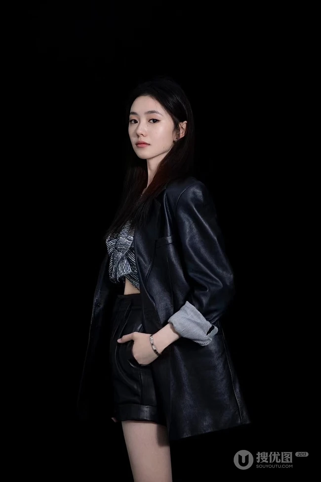 00后吉林女生刘浩存黑色皮衣短裤甜美写真照片