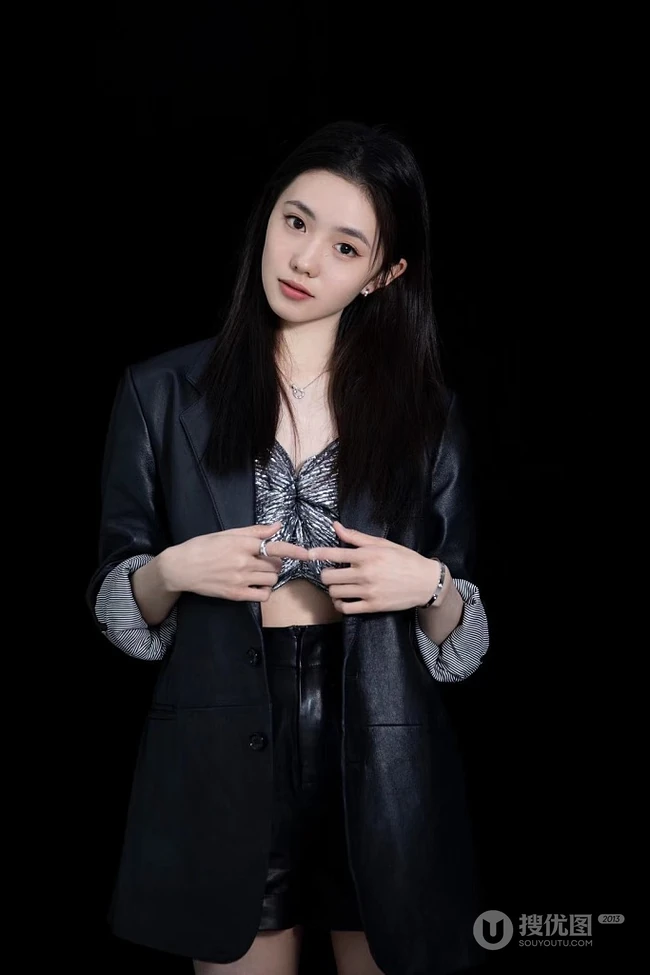 00后吉林女生刘浩存黑色皮衣短裤甜美写真照片
