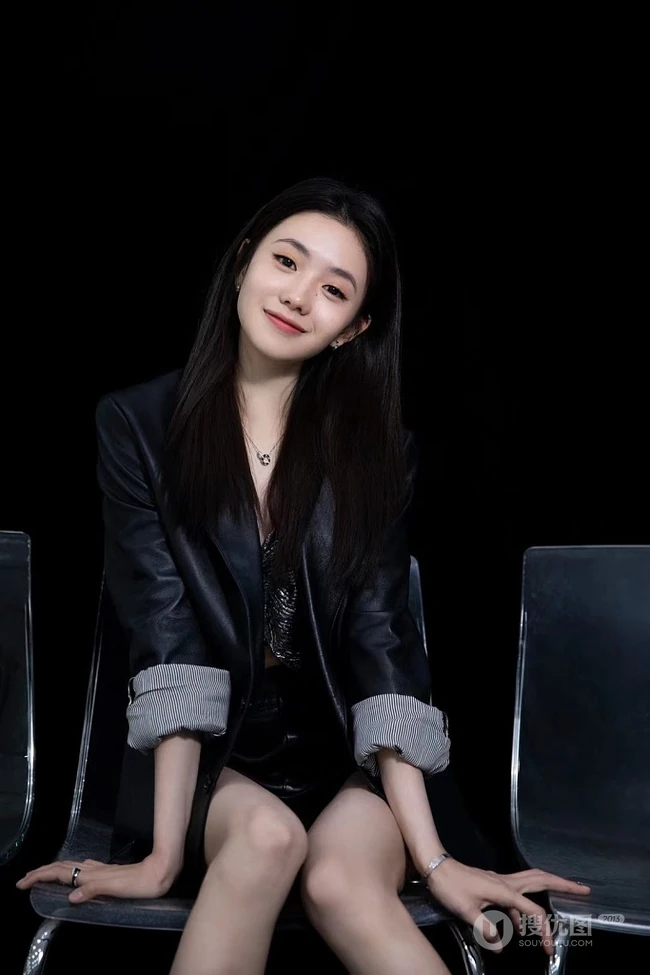 00后吉林女生刘浩存黑色皮衣短裤甜美写真照片