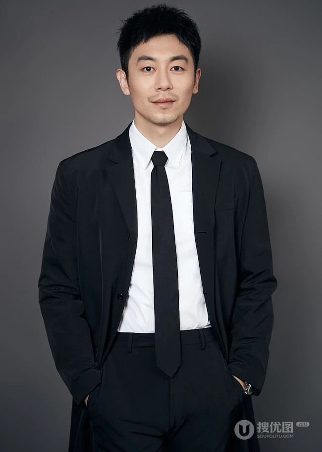 朱亚文正装帅气写真照片