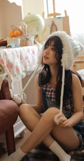 清水出芙蓉般的背带裤可爱双眼皮长发少女俏皮室内写真套图