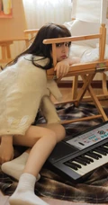 清水出芙蓉般的背带裤可爱双眼皮长发少女俏皮室内写真套图