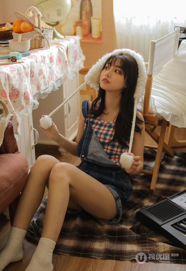 清水出芙蓉般的背带裤可爱双眼皮长发少女俏皮室内写真套图