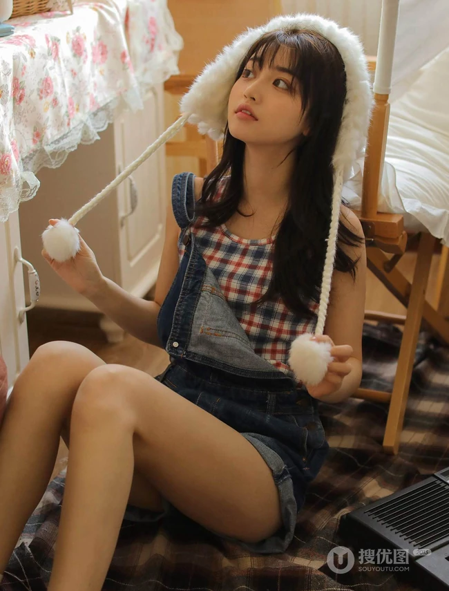 清水出芙蓉般的背带裤可爱双眼皮长发少女俏皮室内写真套图