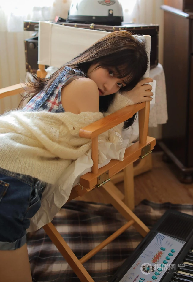 清水出芙蓉般的背带裤可爱双眼皮长发少女俏皮室内写真套图