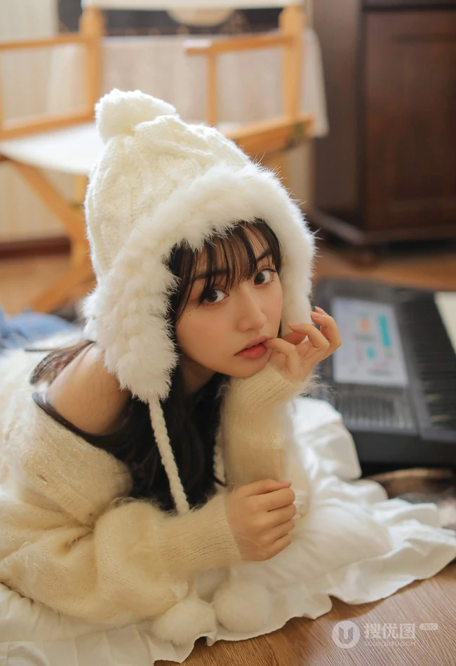清水出芙蓉般的背带裤可爱双眼皮长发少女俏皮室内写真套图