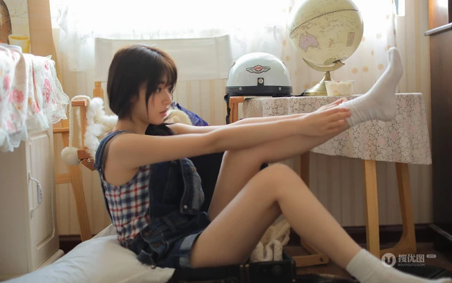 清水出芙蓉般的背带裤可爱双眼皮长发少女俏皮室内写真套图
