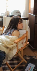 清水出芙蓉般的背带裤可爱双眼皮长发少女俏皮室内写真套图
