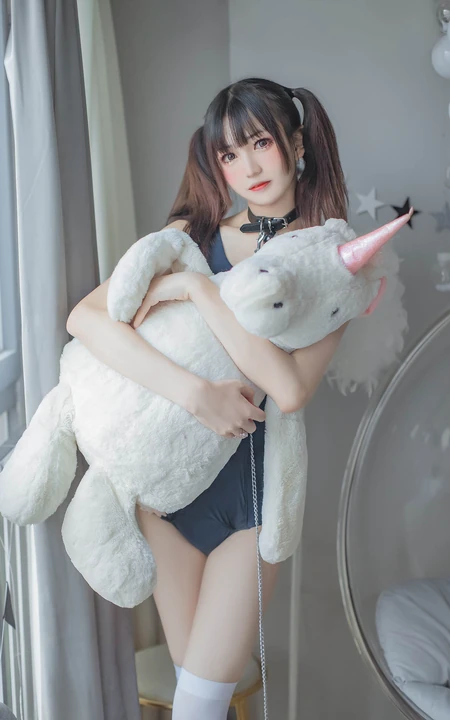 双马尾可爱cos少女舒可儿紧身死库水长筒白袜高清室内氛围写真大图
